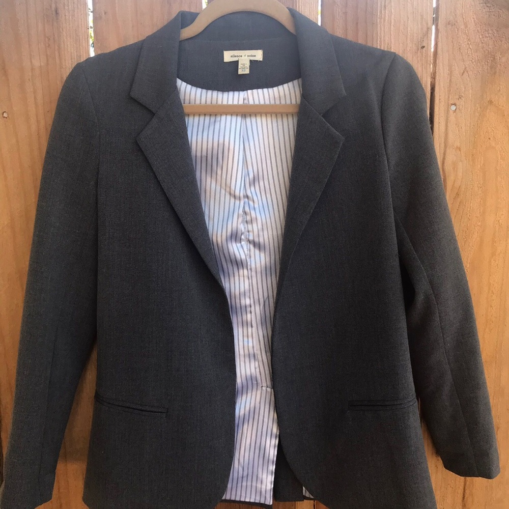 Silence + Noise Gray women’s XS blazer.